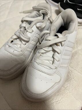 adidas White Kids Low-Top Sneakers with Lace-Up Closure